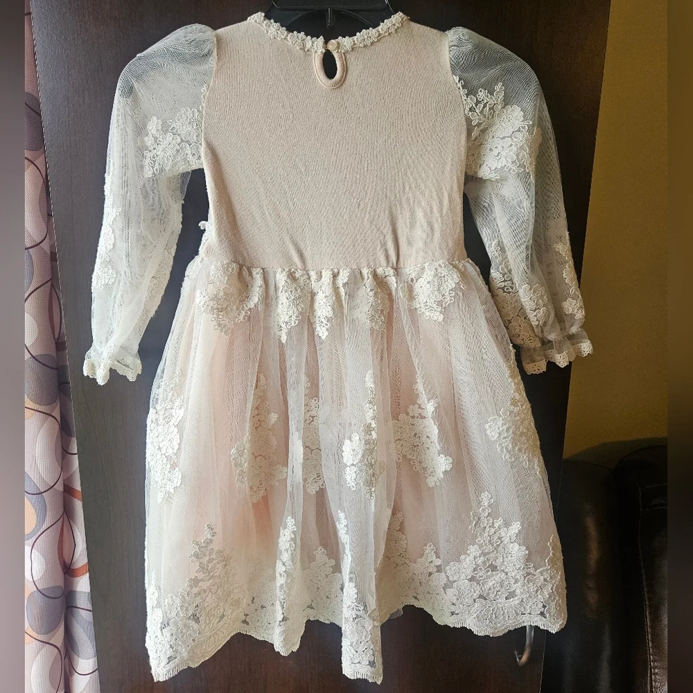 Elegant Lace Kid's Dress with Sheer Sleeves Size 4/5